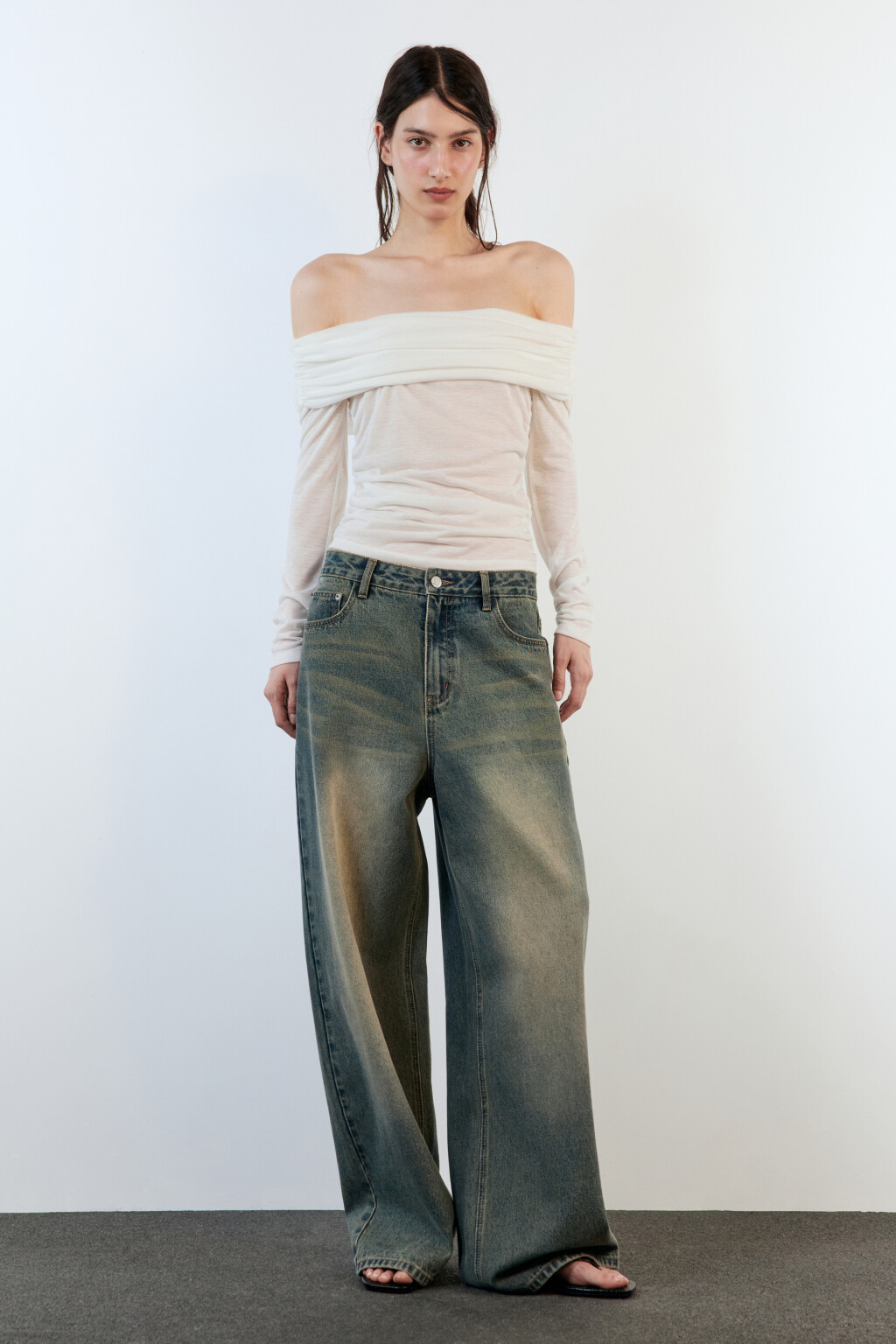 Блузка-лонгслив с открытыми плечами - цвет белый - 5