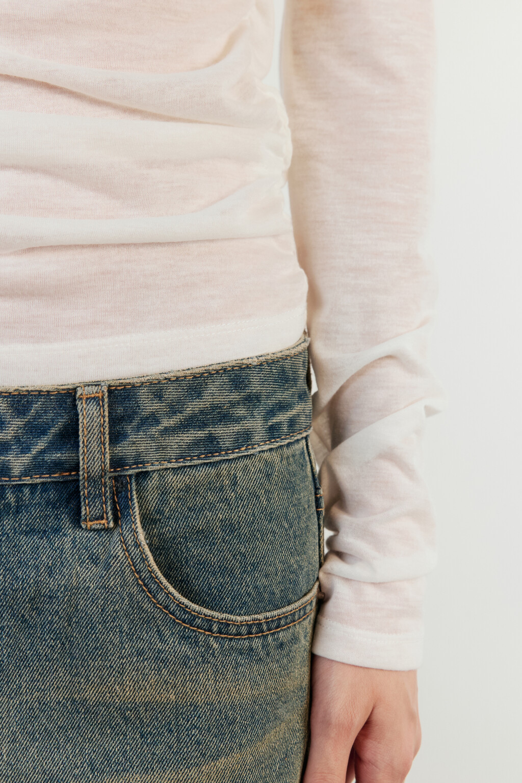 Блузка-лонгслив с открытыми плечами - цвет белый - 7