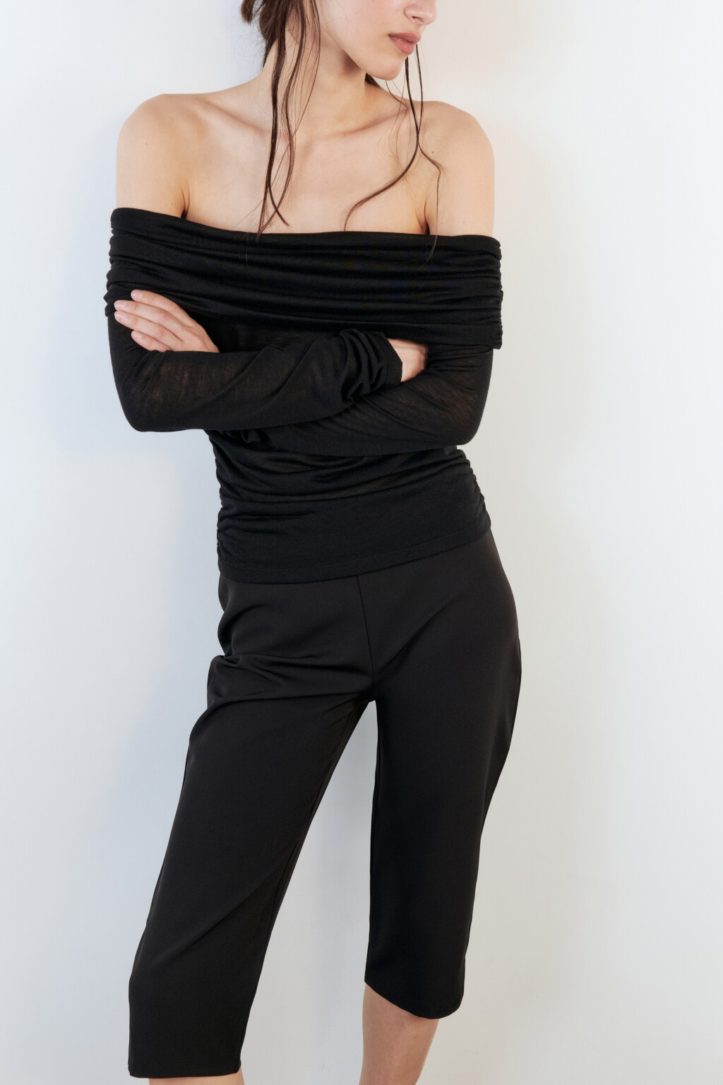 Блузка-лонгслив с открытыми плечами - цвет черный - 1