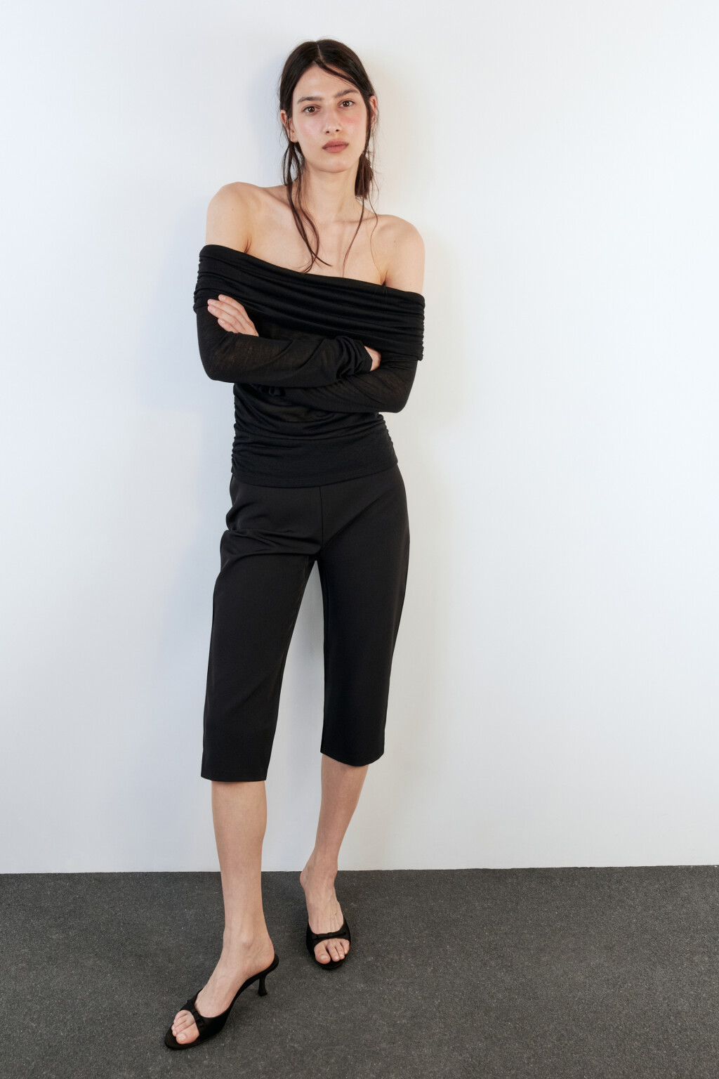 Блузка-лонгслив с открытыми плечами - цвет черный - 2