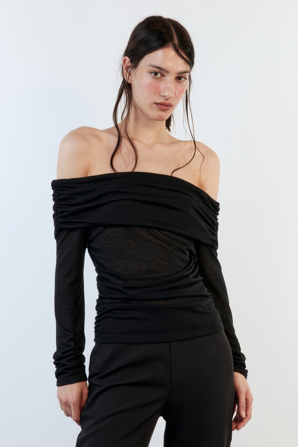 Блузка-лонгслив с открытыми плечами - цвет черный - 3