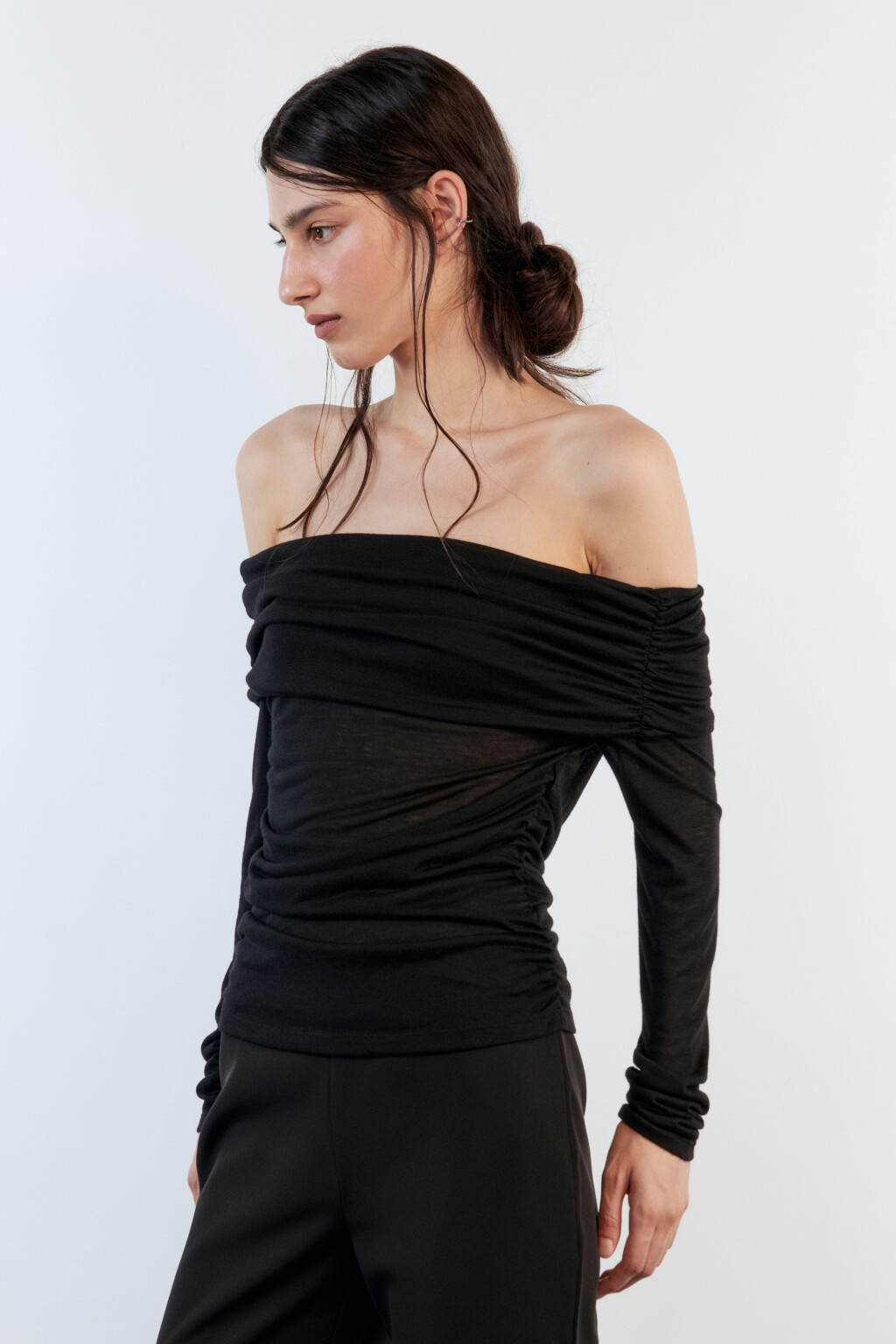 Блузка-лонгслив с открытыми плечами - цвет черный - 4