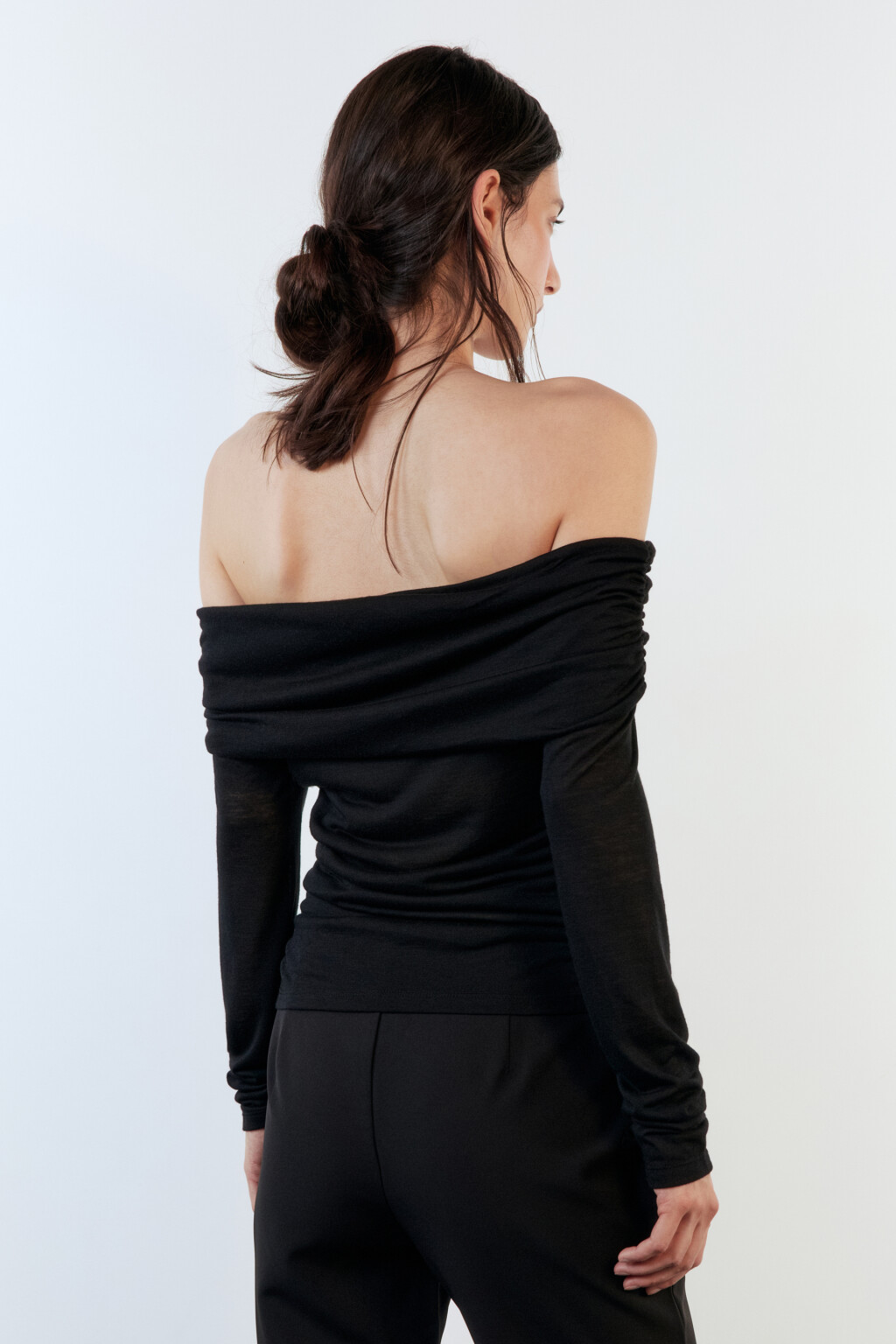 Блузка-лонгслив с открытыми плечами - цвет черный - 5