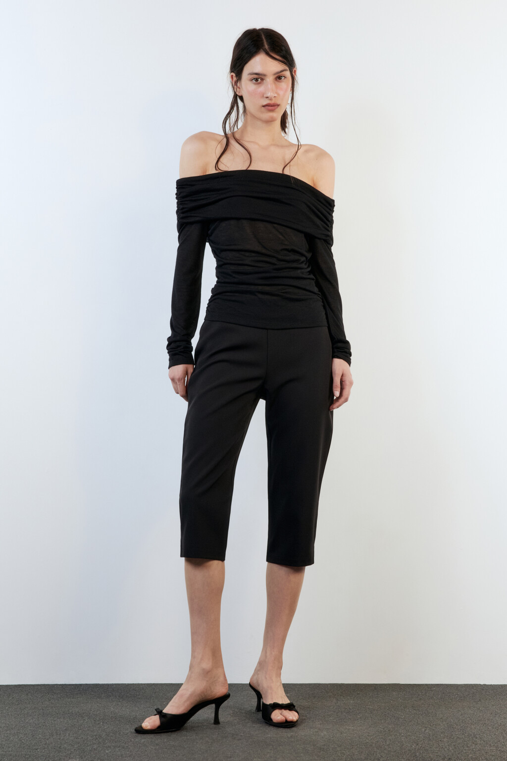 Блузка-лонгслив с открытыми плечами - цвет черный - 6