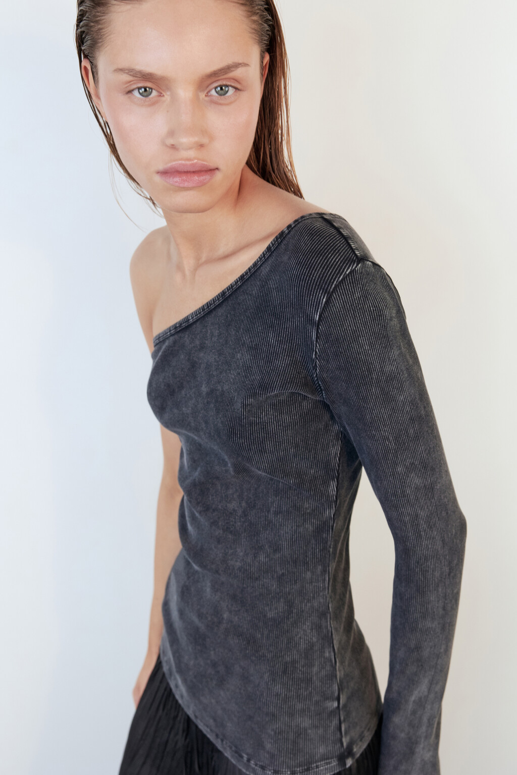 Блузка-лонгслив облегающая на одно плечо - цвет серый - 1