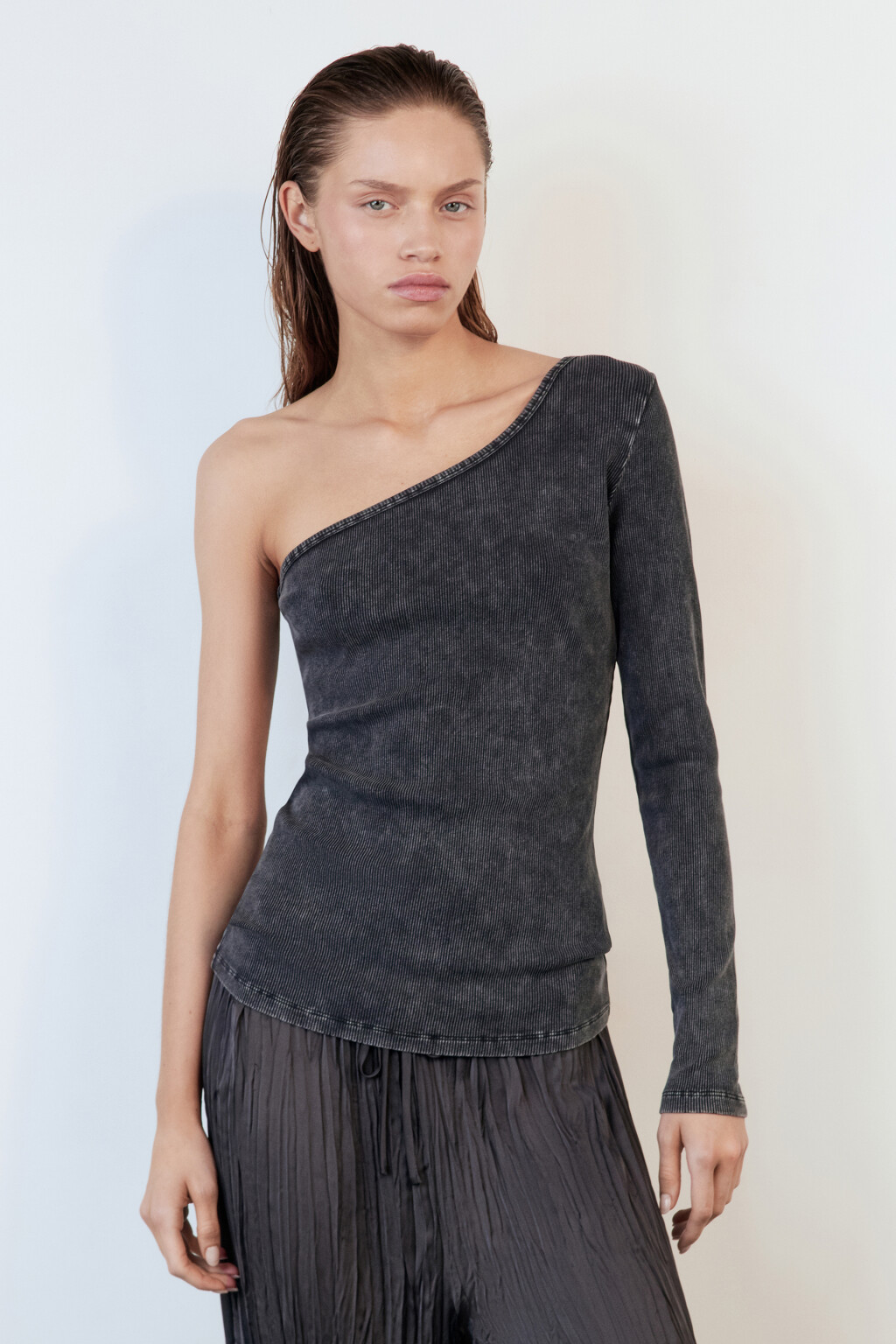 Блузка-лонгслив облегающая на одно плечо - цвет серый - 2