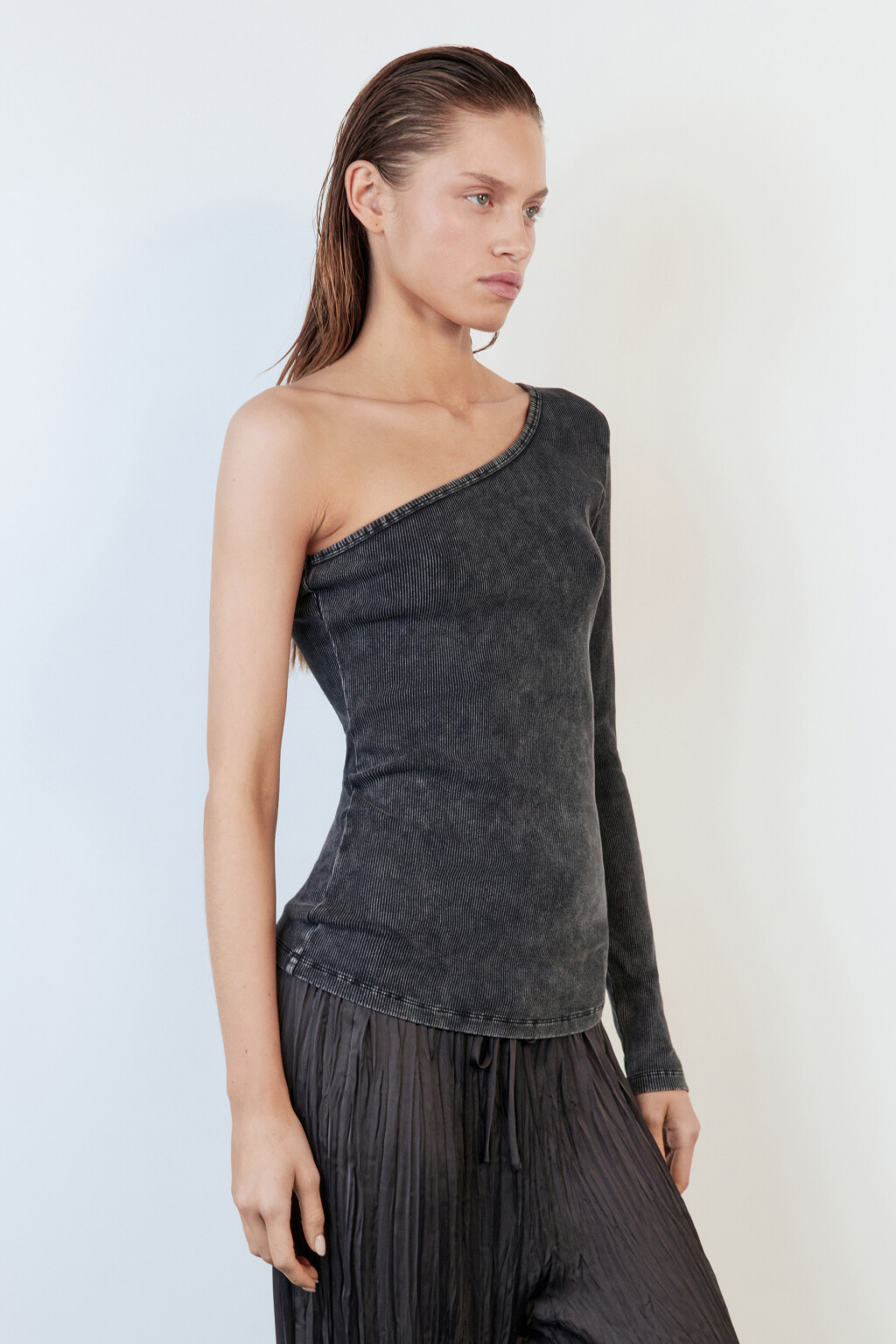 Блузка-лонгслив облегающая на одно плечо - цвет серый - 3