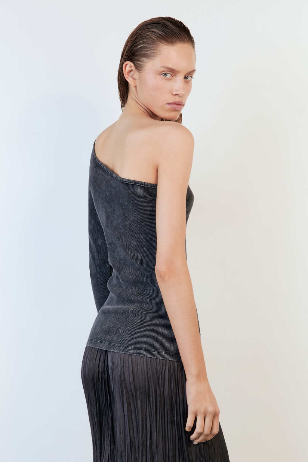 Блузка-лонгслив облегающая на одно плечо - цвет серый - 4