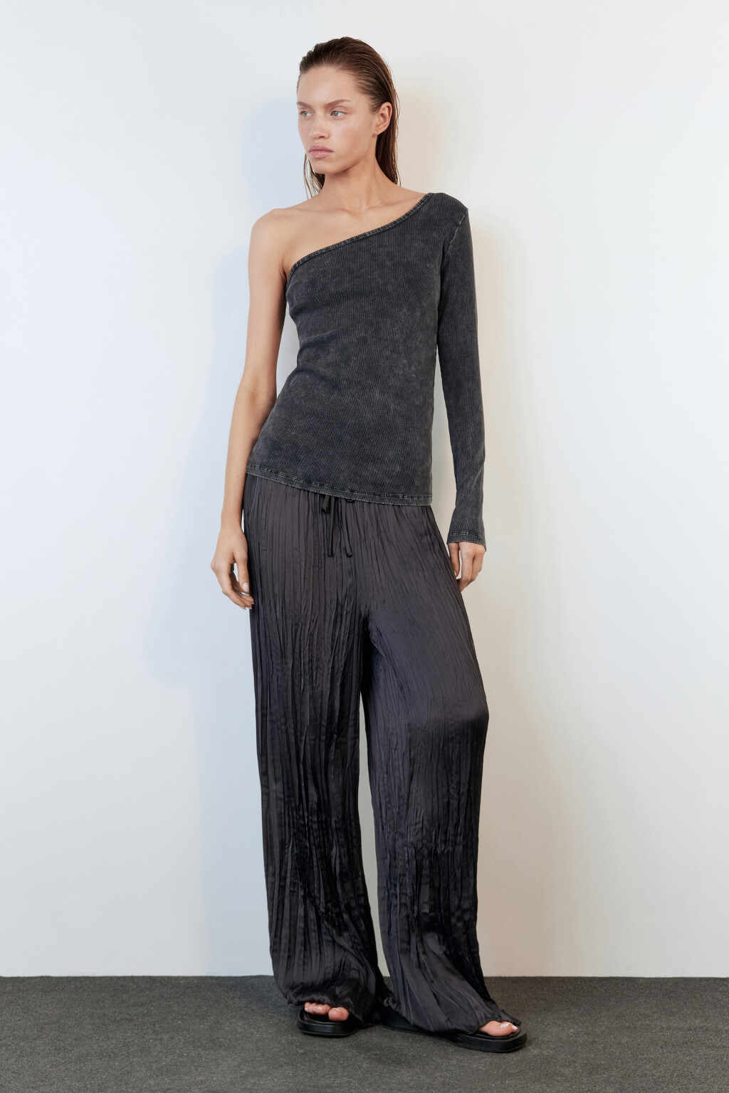 Блузка-лонгслив облегающая на одно плечо - цвет серый - 5