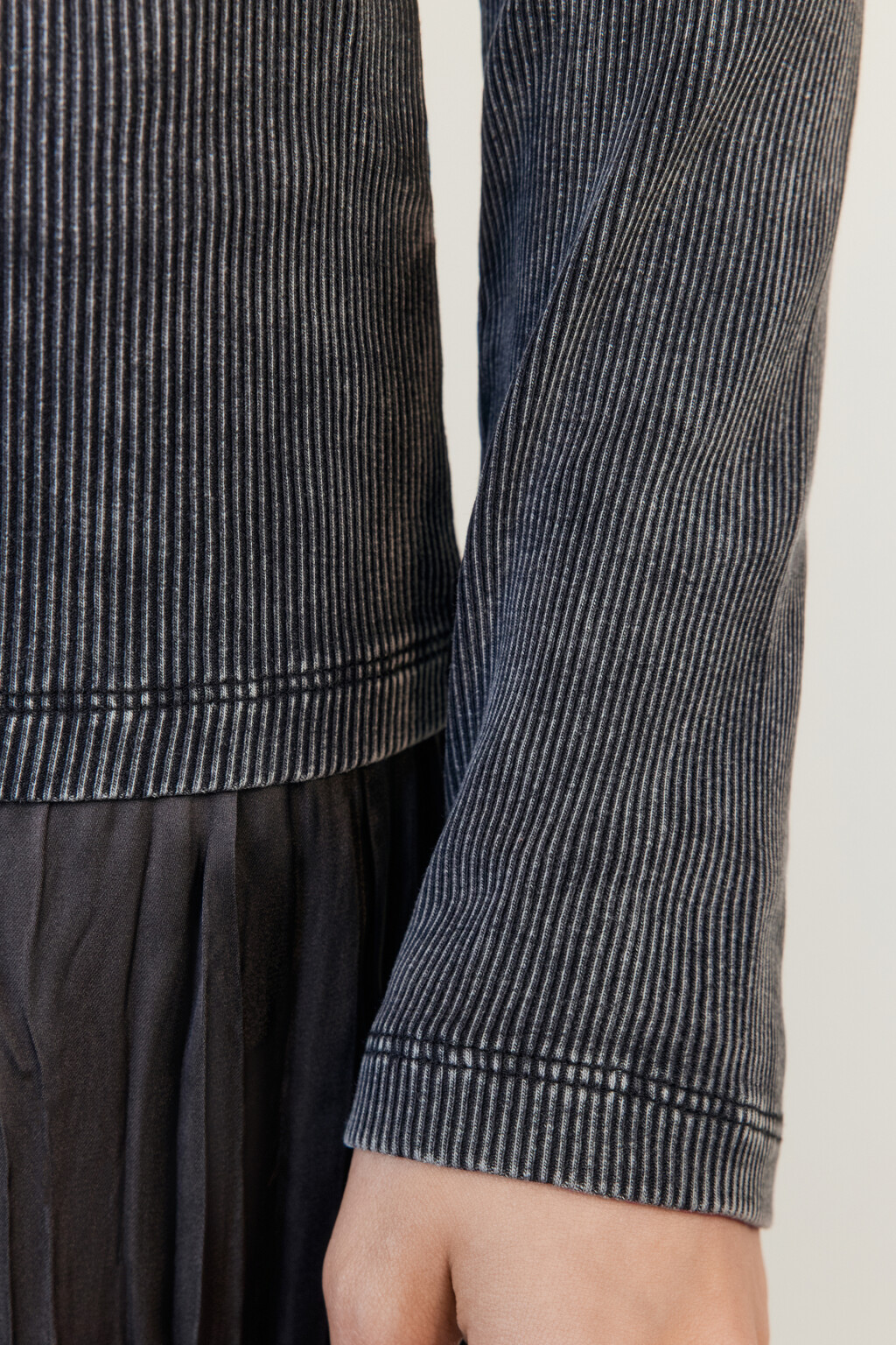 Блузка-лонгслив облегающая на одно плечо - цвет серый - 7