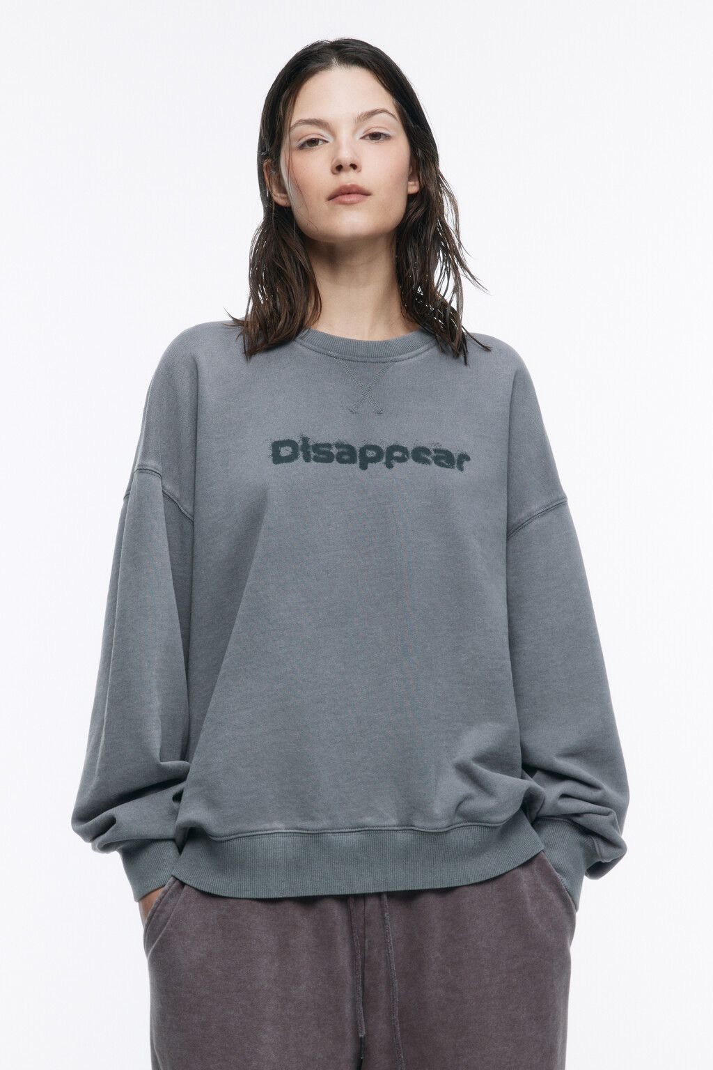 Свитшот из футера со стиркой и принтом - цвет серый - 2