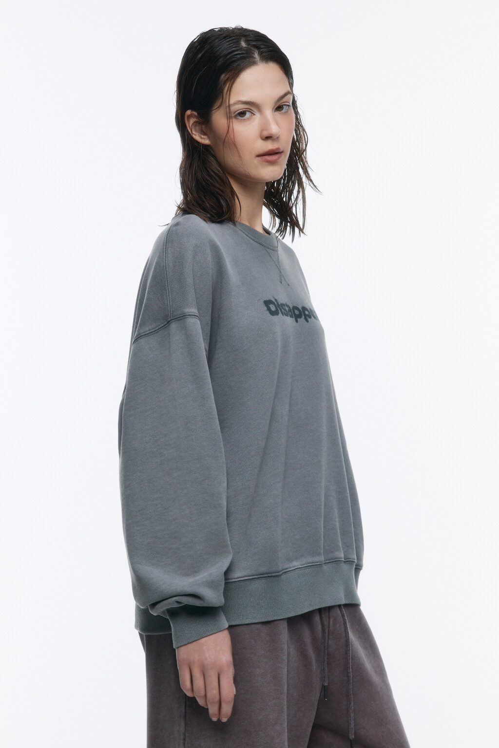 Свитшот из футера со стиркой и принтом - цвет серый - 3