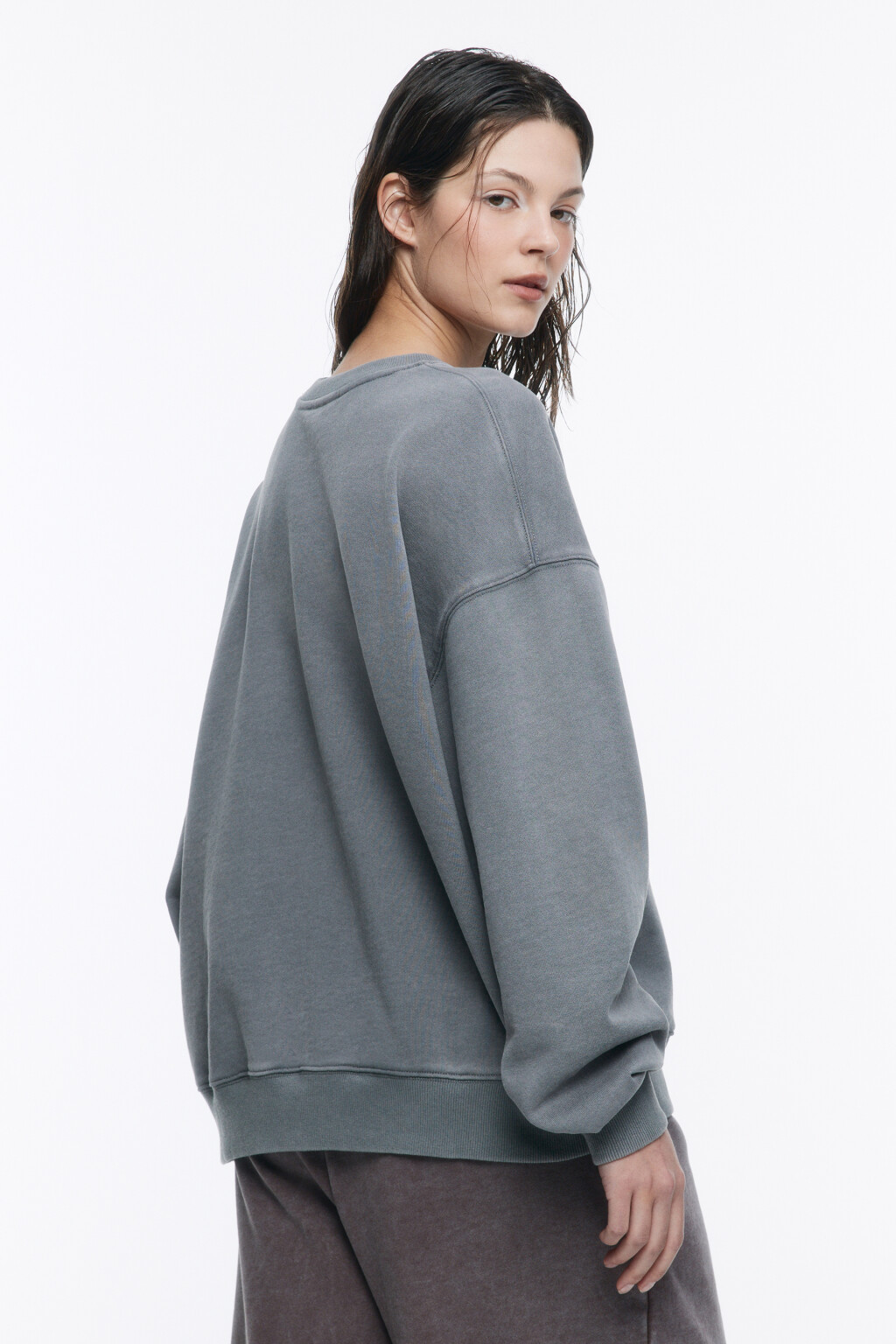 Свитшот из футера со стиркой и принтом - цвет серый - 4