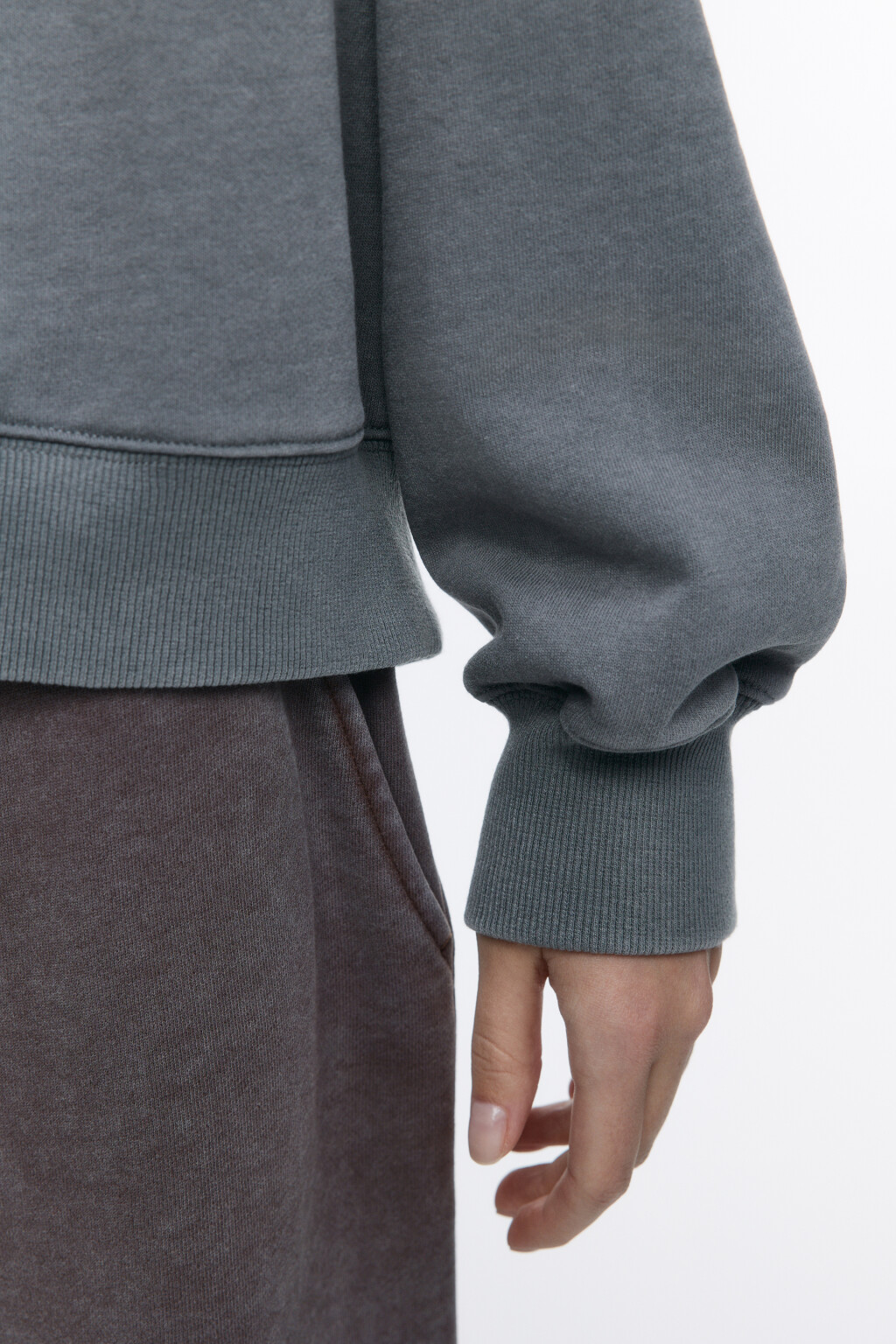 Свитшот из футера со стиркой и принтом - цвет серый - 7