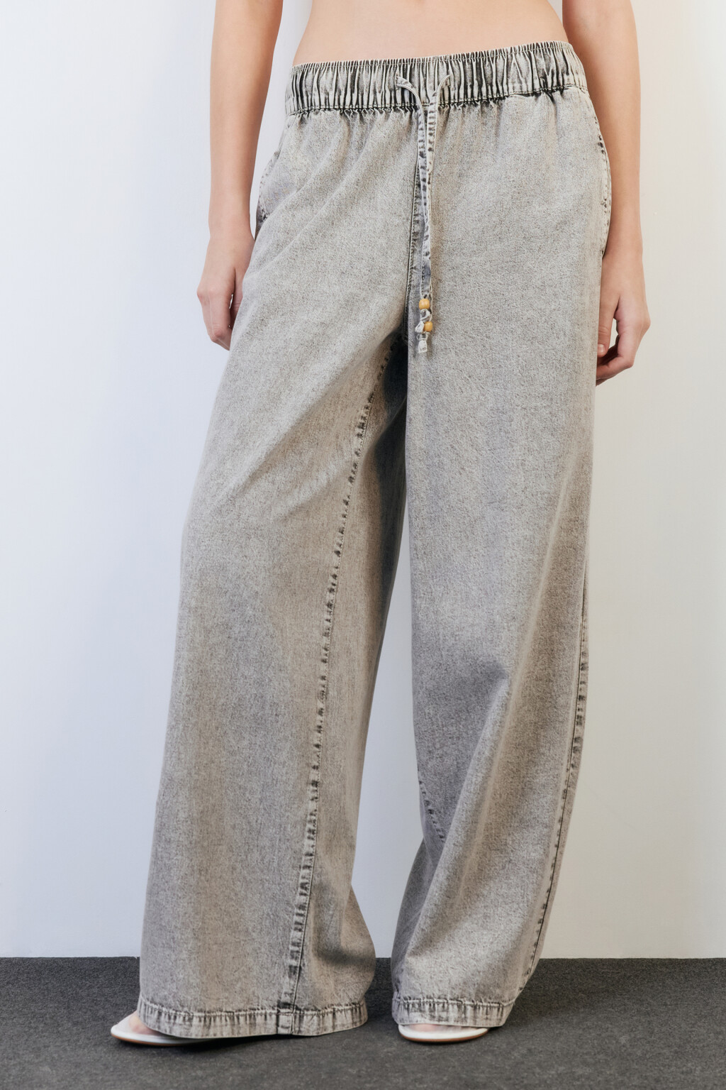 Джинсы широкие с поясом-резинкой и завязками - цвет серый - 2