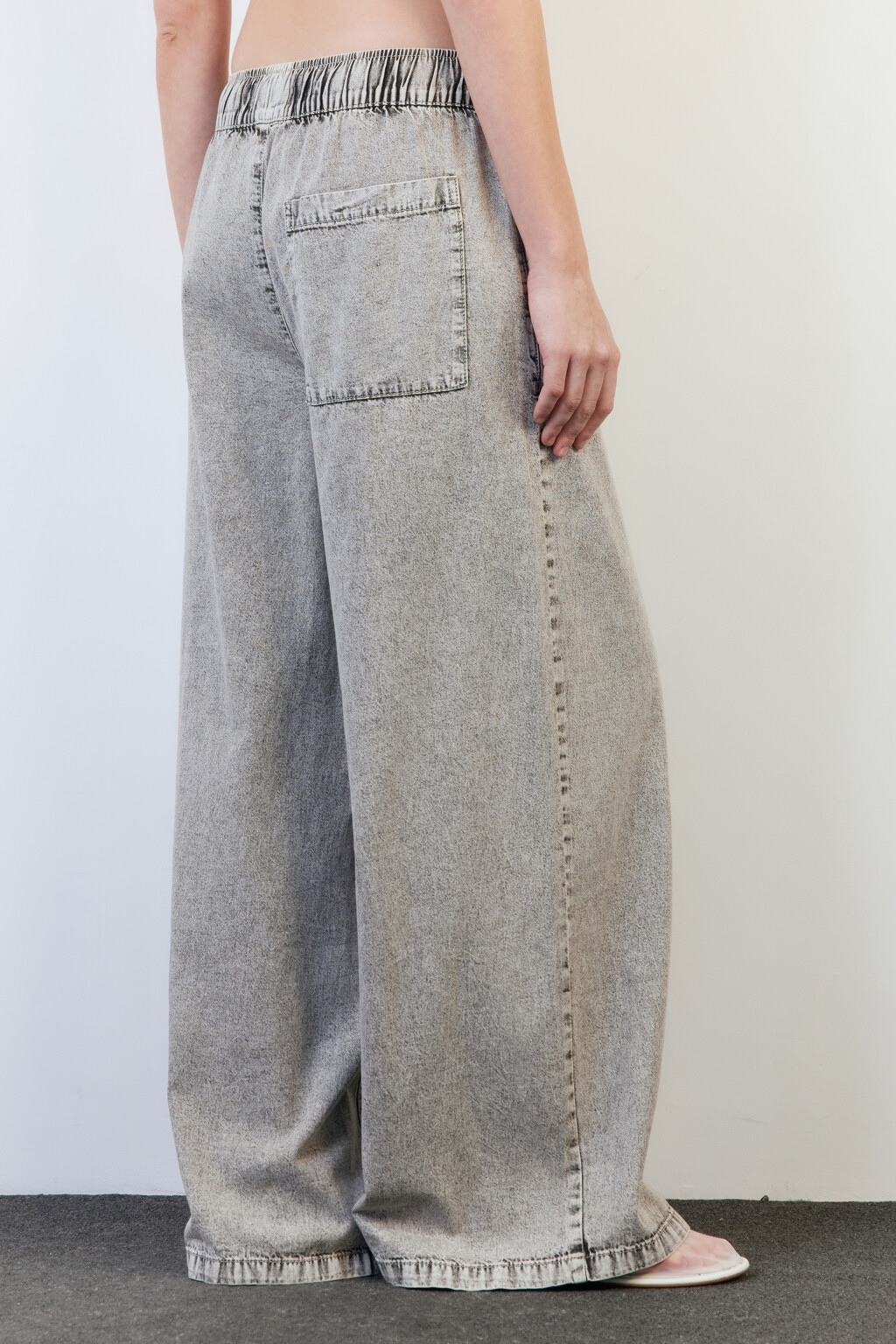 Джинсы широкие с поясом-резинкой и завязками - цвет серый - 4