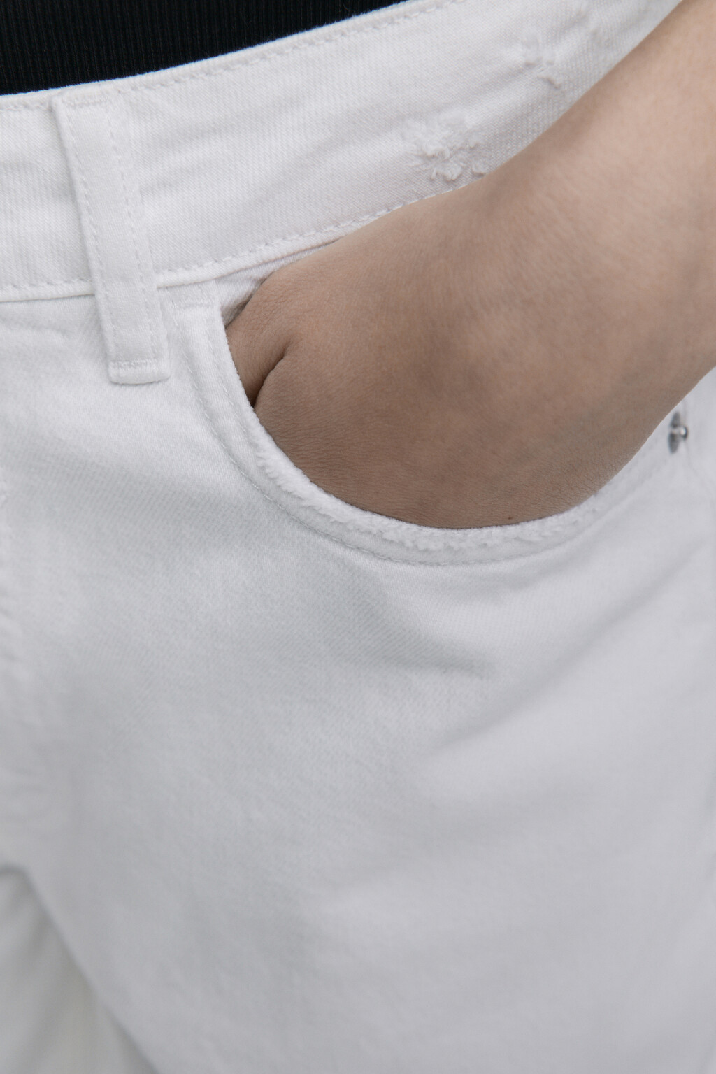 Джинсы mom fit с оборванными краями - цвет белый - 8