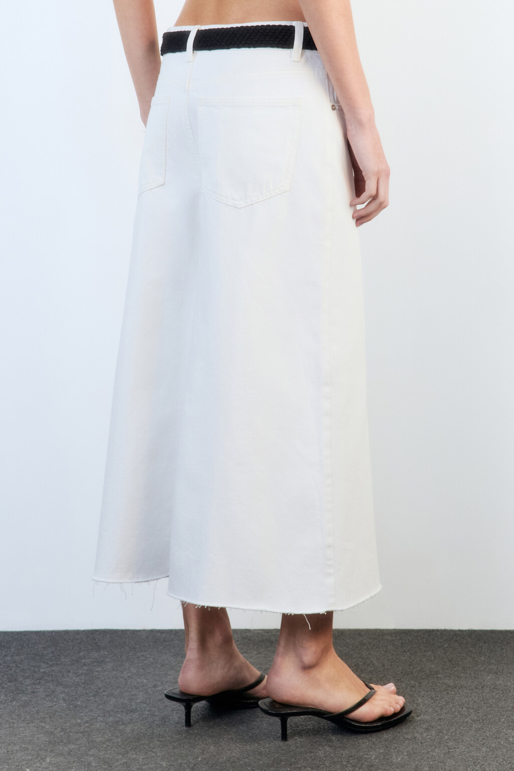 Джинсы-кюлоты с открытыми срезами и ремнем - цвет белый - 4