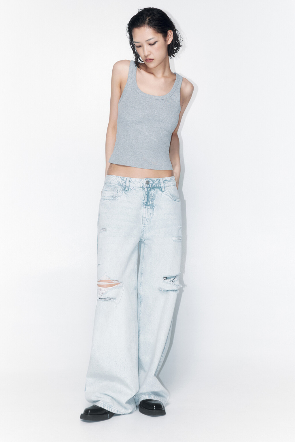 Джинсы широкие рваные с потертостями - цвет голубой - 1