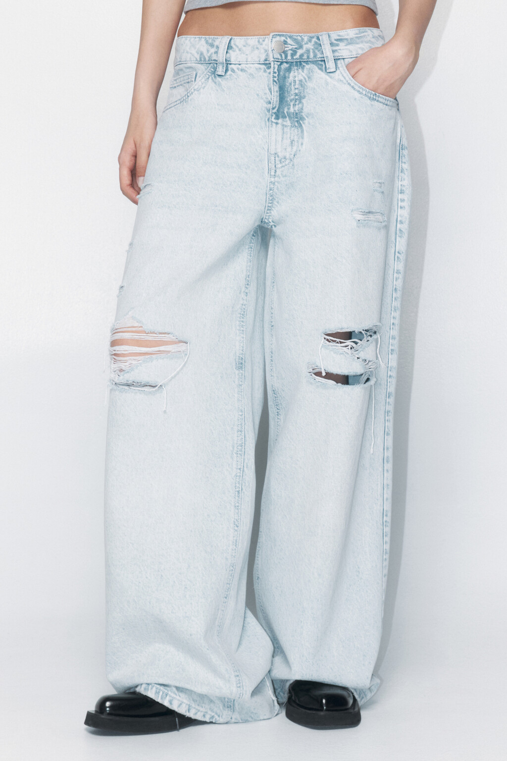 Джинсы широкие рваные с потертостями - цвет голубой - 2