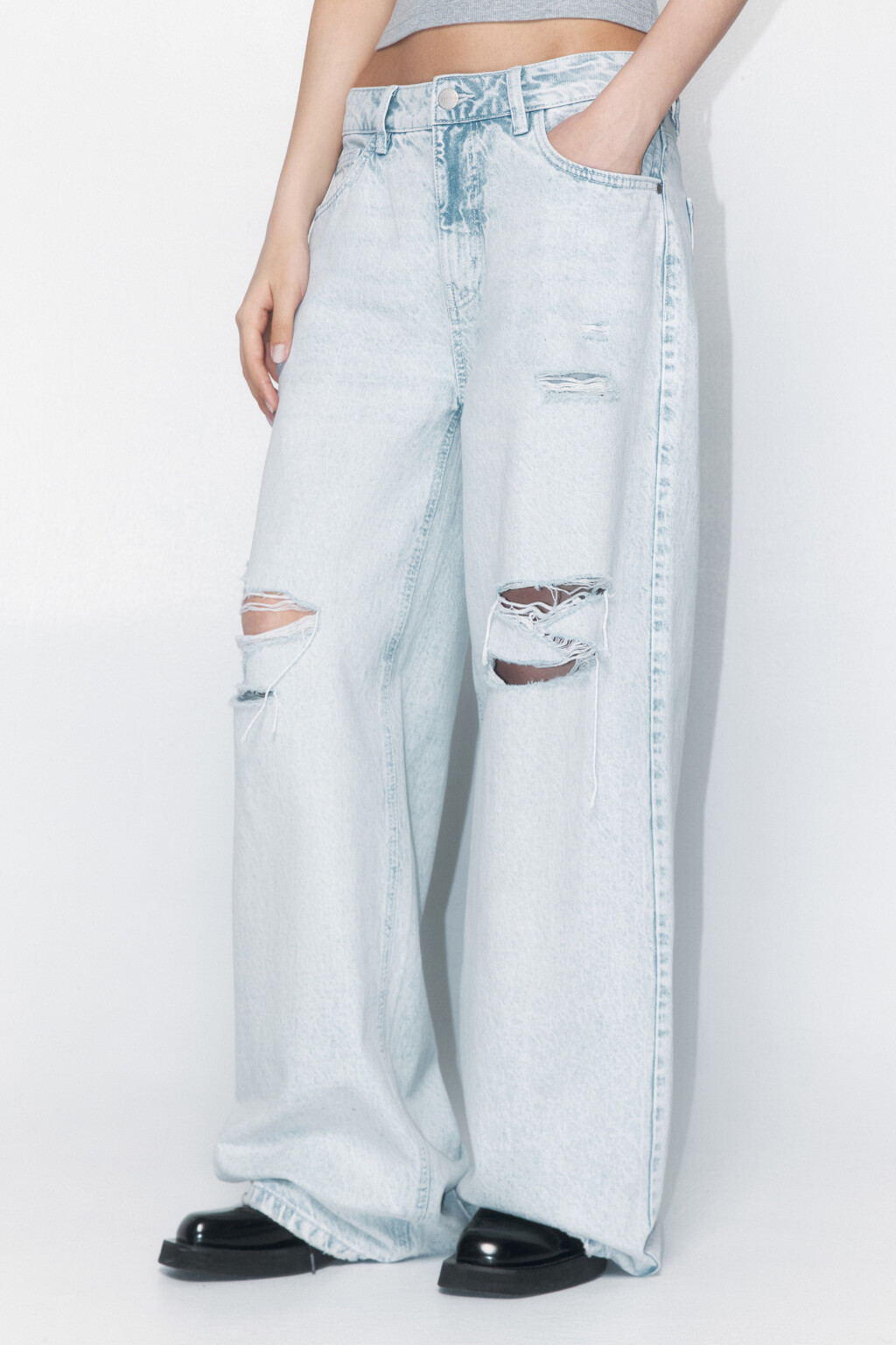 Джинсы широкие рваные с потертостями - цвет голубой - 3