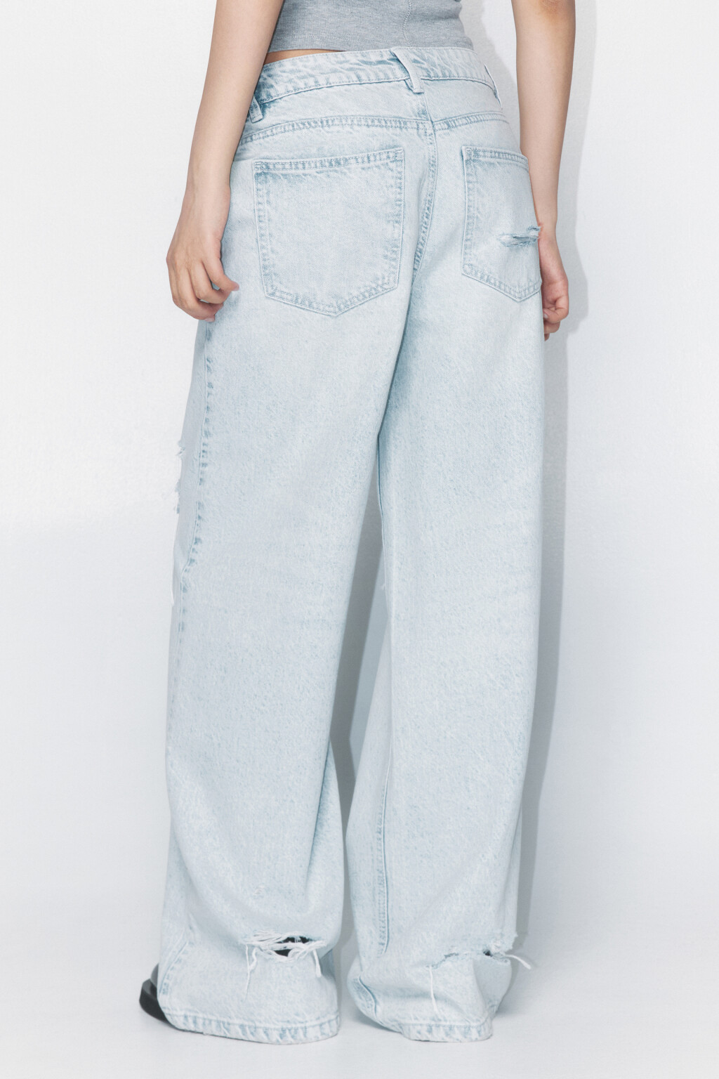 Джинсы широкие рваные с потертостями - цвет голубой - 4