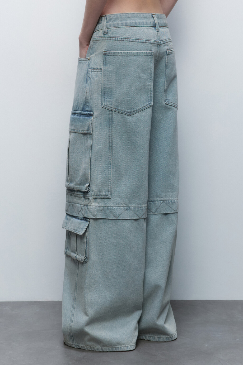Джинсы широкие с карманами-карго - цвет голубой - 4
