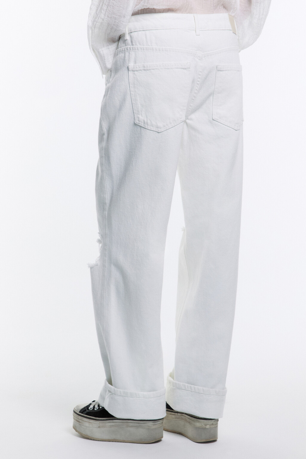 Джинсы loose fit рваные с потертостями - цвет белый - 4