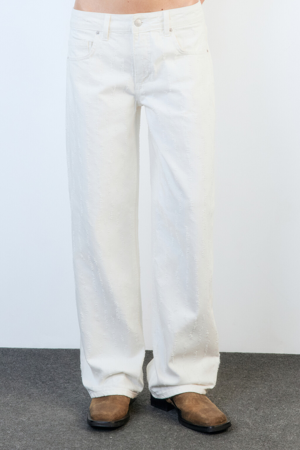 Джинсы прямые с низкой посадкой и потертостями - цвет белый - 2