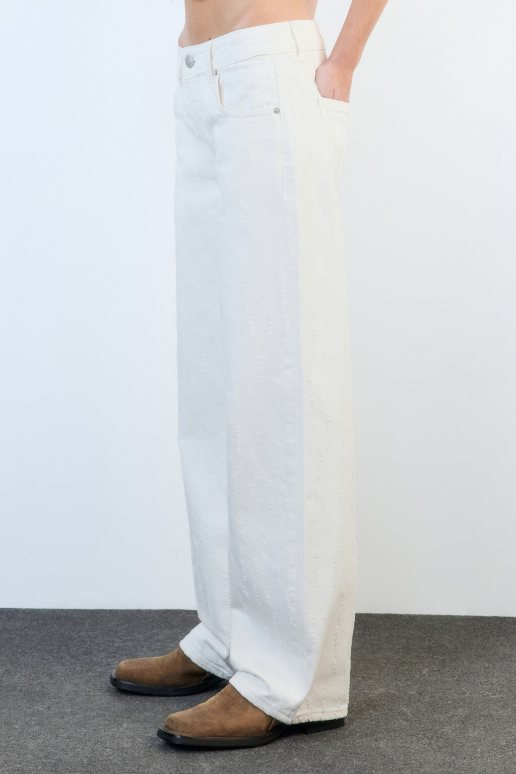 Джинсы прямые с низкой посадкой и потертостями - цвет белый - 3