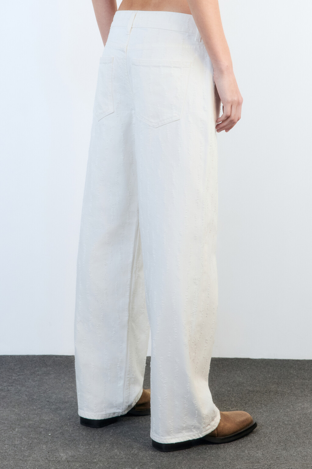 Джинсы прямые с низкой посадкой и потертостями - цвет белый - 4