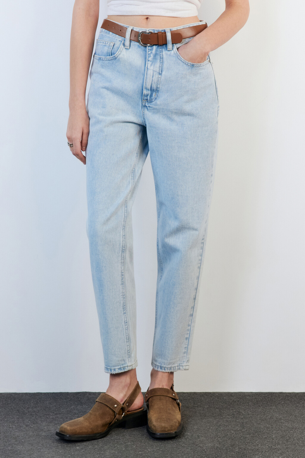 Джинсы mom's с высокой посадкой и ремнем - цвет голубой - 2