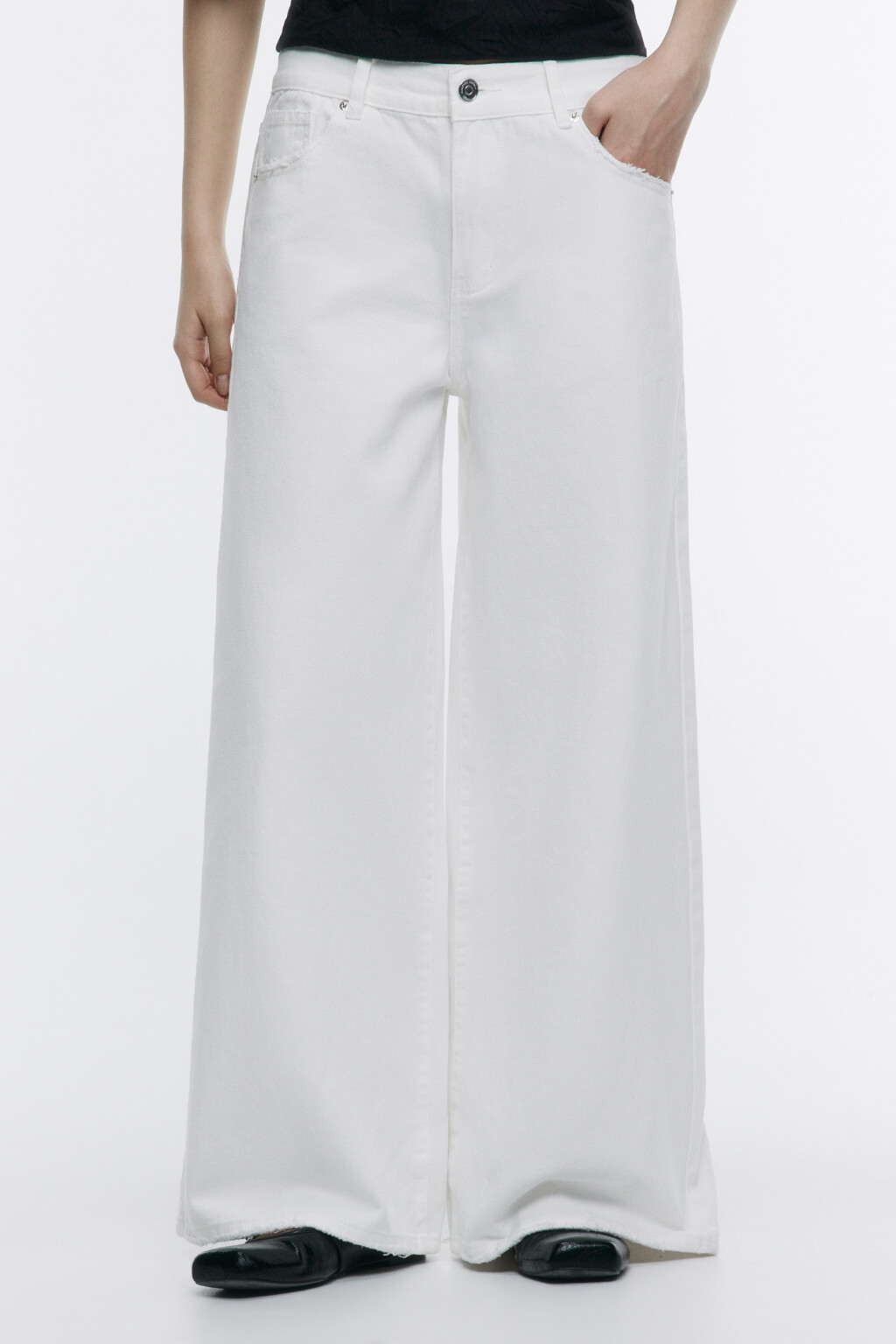 Джинсы широкие с открытыми срезами - цвет белый - 2
