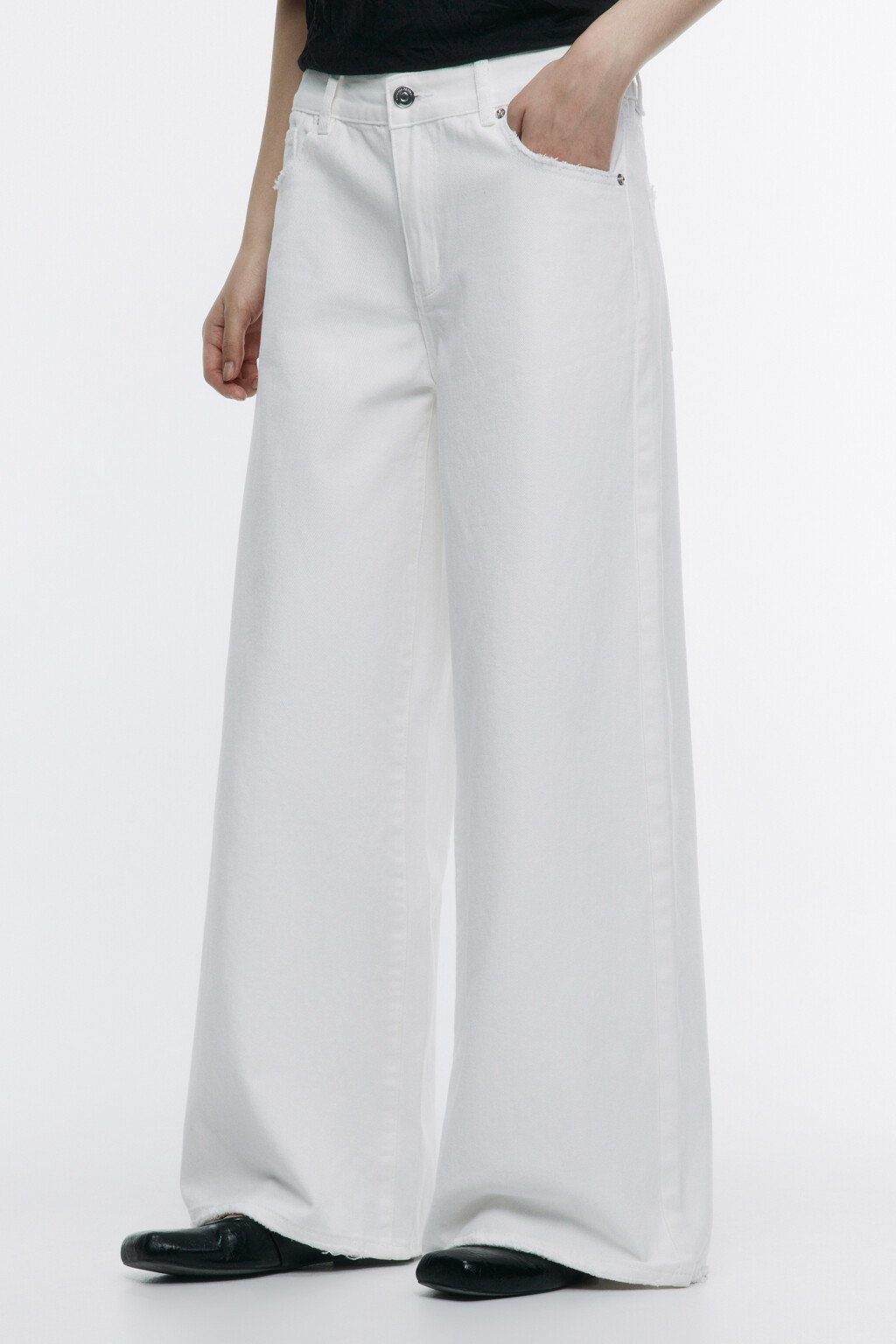 Джинсы широкие с открытыми срезами - цвет белый - 3