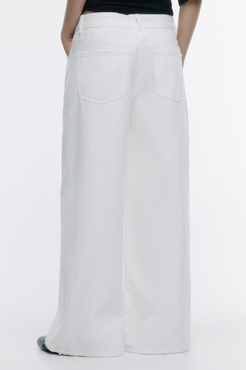 Джинсы широкие с открытыми срезами - цвет белый - 4