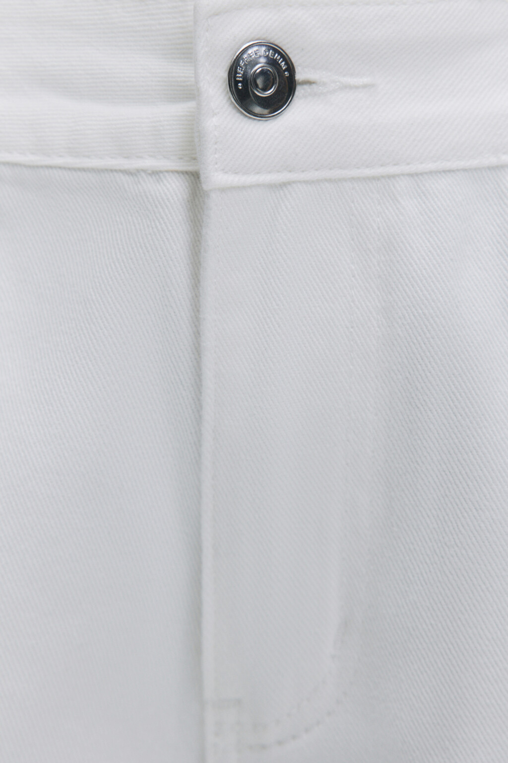 Джинсы широкие с открытыми срезами - цвет белый - 6