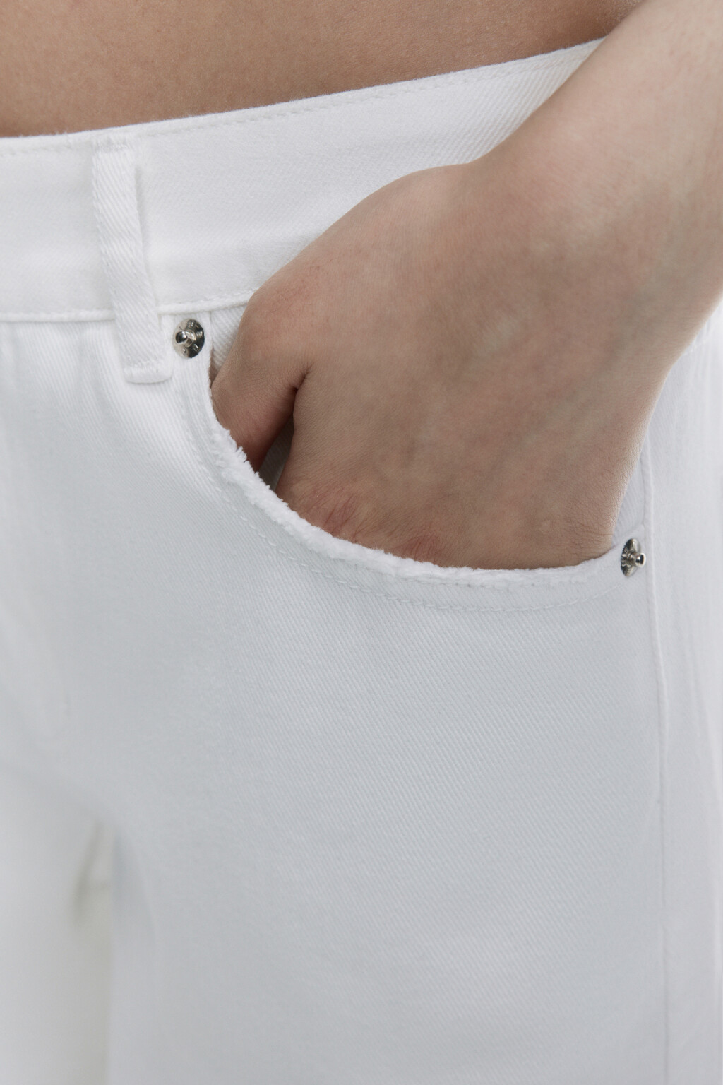 Джинсы широкие с открытыми срезами - цвет белый - 7