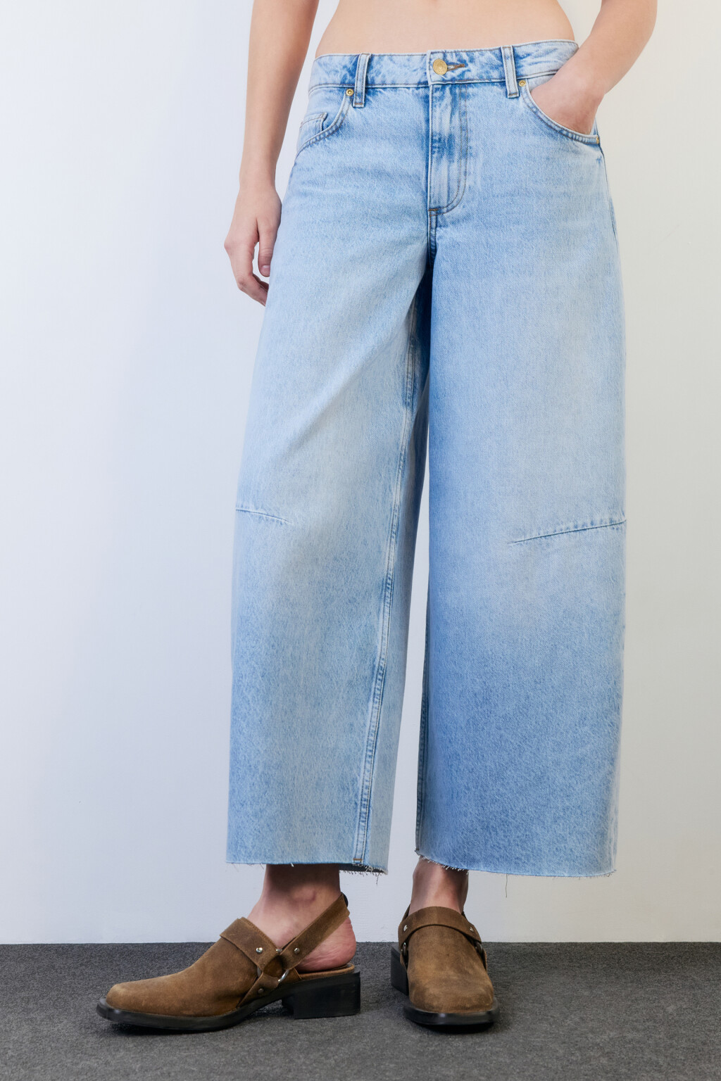 Джинсы barrel fit широкие с открытыми срезами - цвет голубой - 2