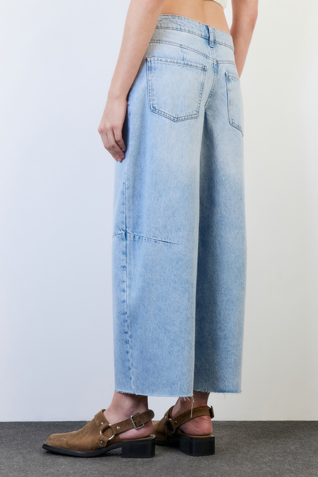 Джинсы barrel fit широкие с открытыми срезами - цвет голубой - 4