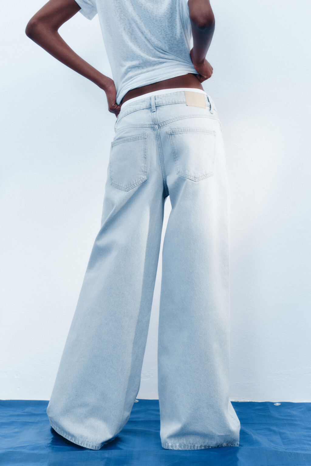 Джинсы широкие из денима с переработанным хлопком - цвет голубой - 7