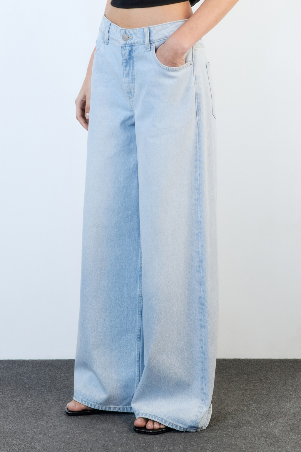 Джинсы широкие из денима с переработанным хлопком - цвет голубой - 2