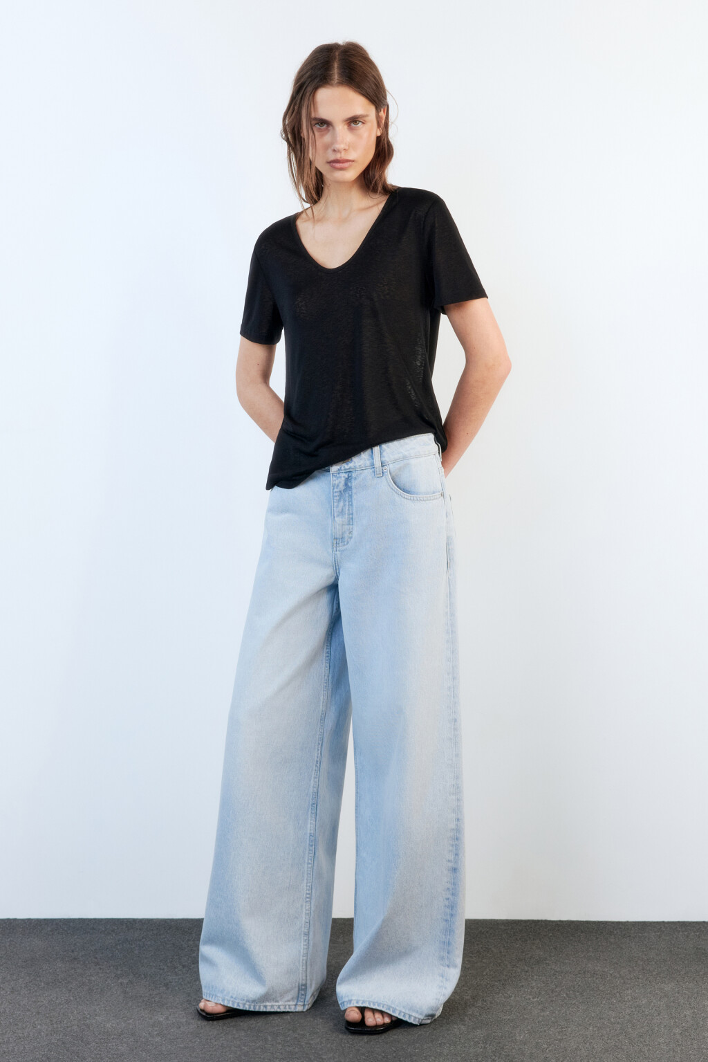 Джинсы широкие из денима с переработанным хлопком - цвет голубой - 4