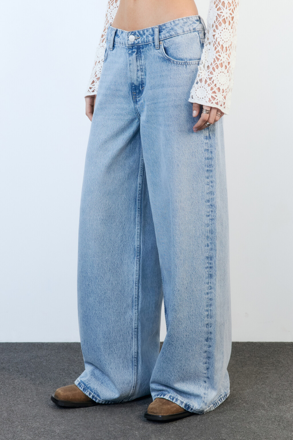 Джинсы широкие из денима с переработанным хлопком - цвет голубой - 4