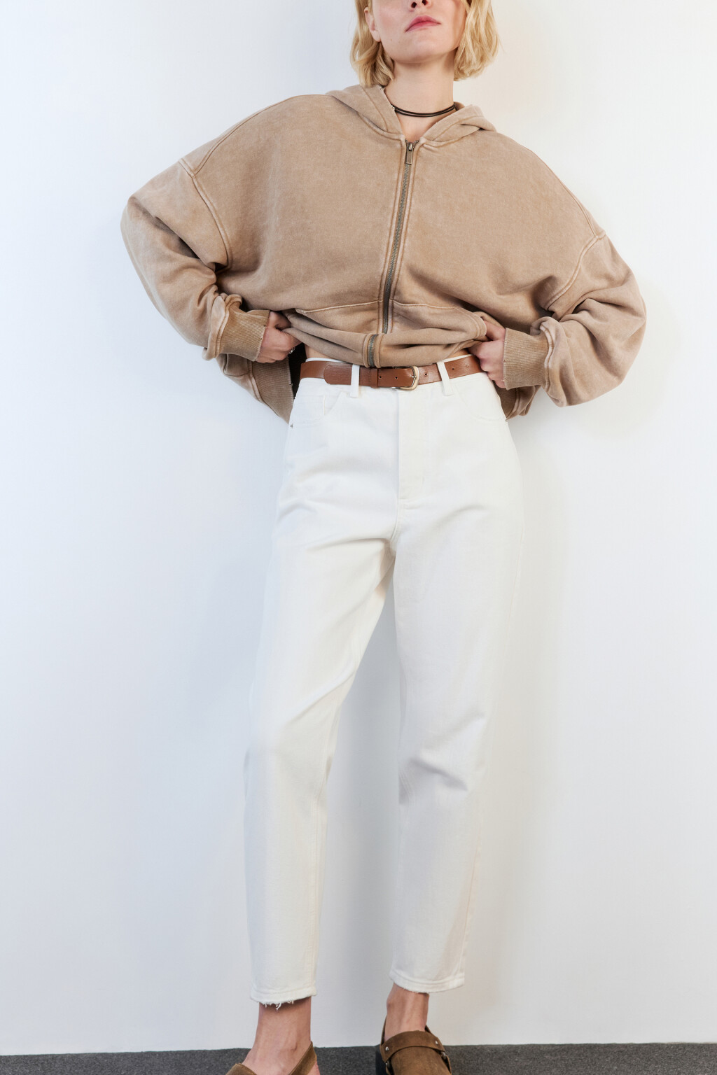 Джинсы mom's с высокой посадкой и ремнем - цвет белый - 1