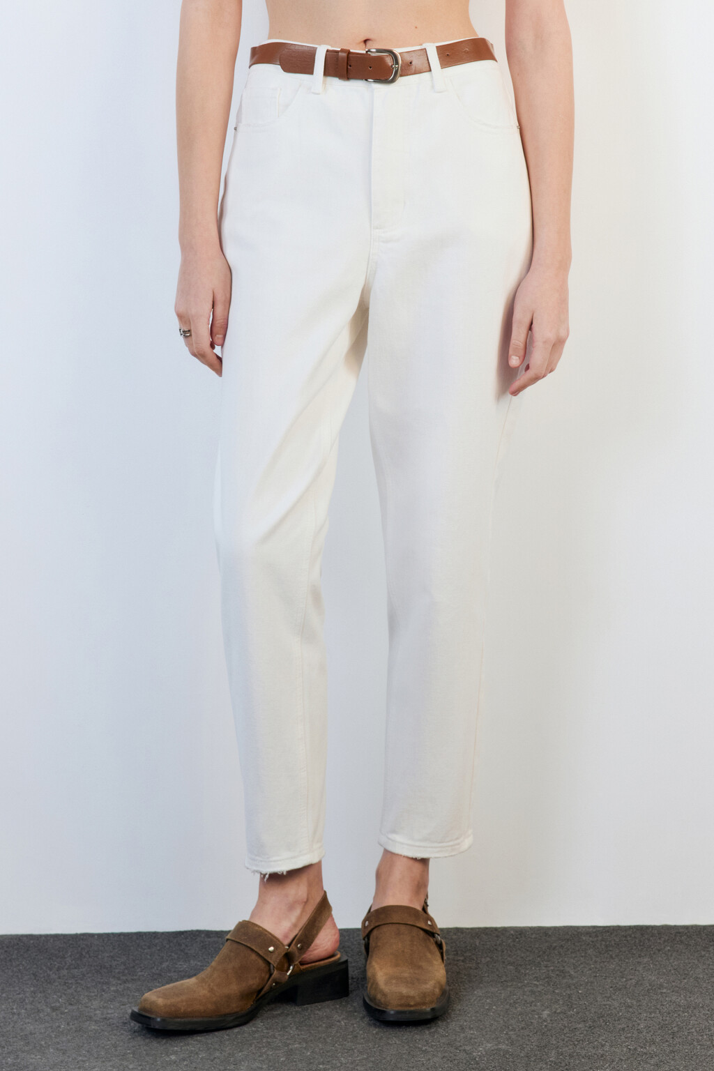 Джинсы mom's с высокой посадкой и ремнем - цвет белый - 2