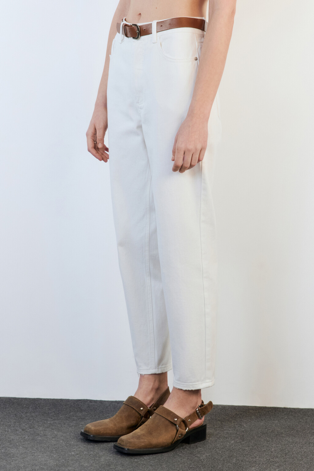 Джинсы mom's с высокой посадкой и ремнем - цвет белый - 3