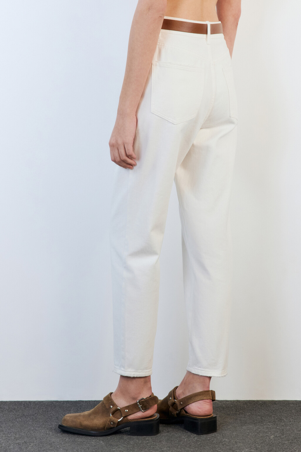 Джинсы mom's с высокой посадкой и ремнем - цвет белый - 4