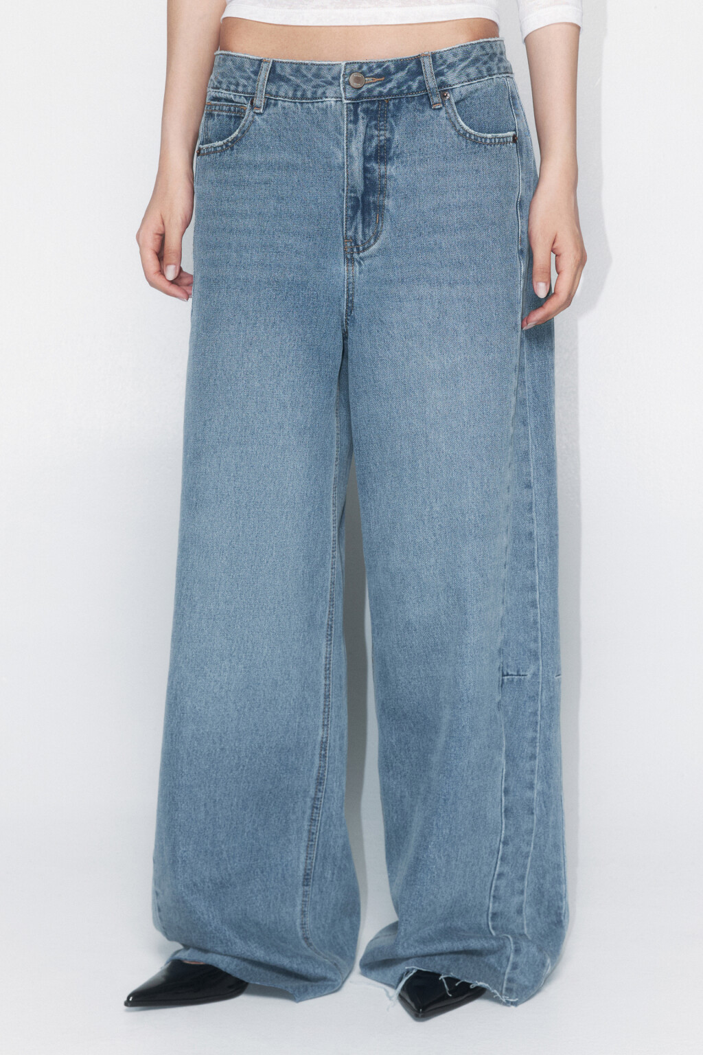 Джинсы широкие с открытыми срезами - цвет синий - 2