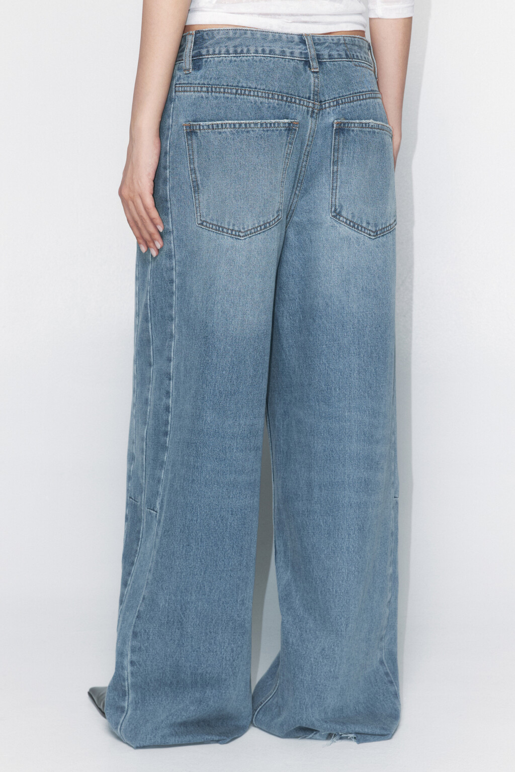 Джинсы широкие с открытыми срезами - цвет синий - 4