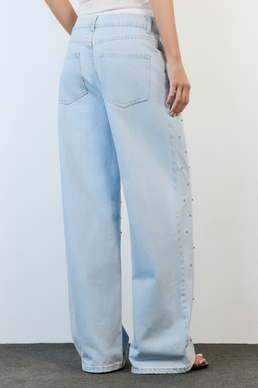 Джинсы wide широкие со стразами - цвет голубой - 6